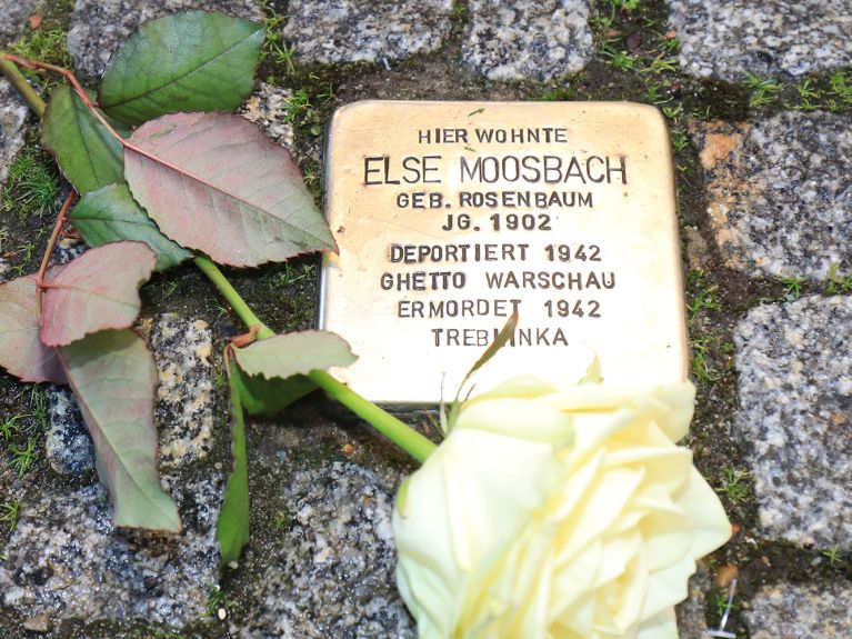Stolpersteine erinnern immer an ein namentlich bekanntes Opfer des Nationalsozialismus.