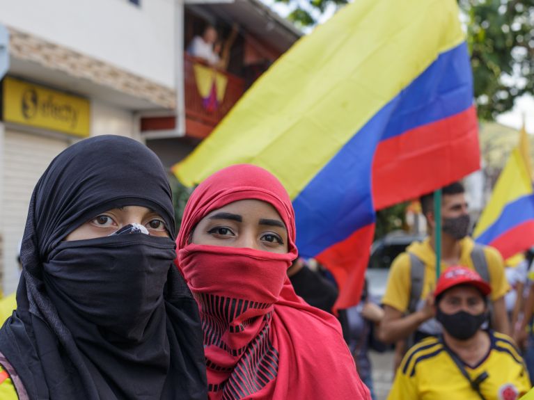 Um jovem casal manifestando contra o governo colombiano 