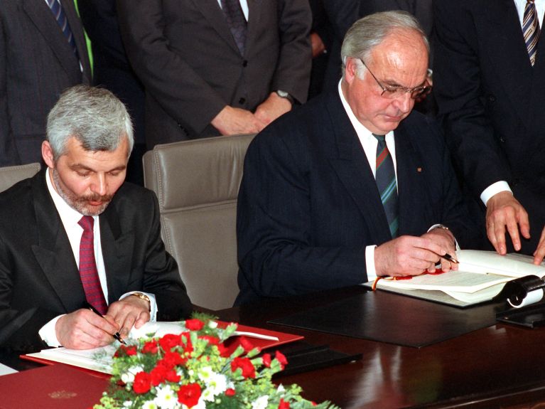 Helmut Kohl und Jan Krzysztof Bielecki unterzeichnen den Vertrag.