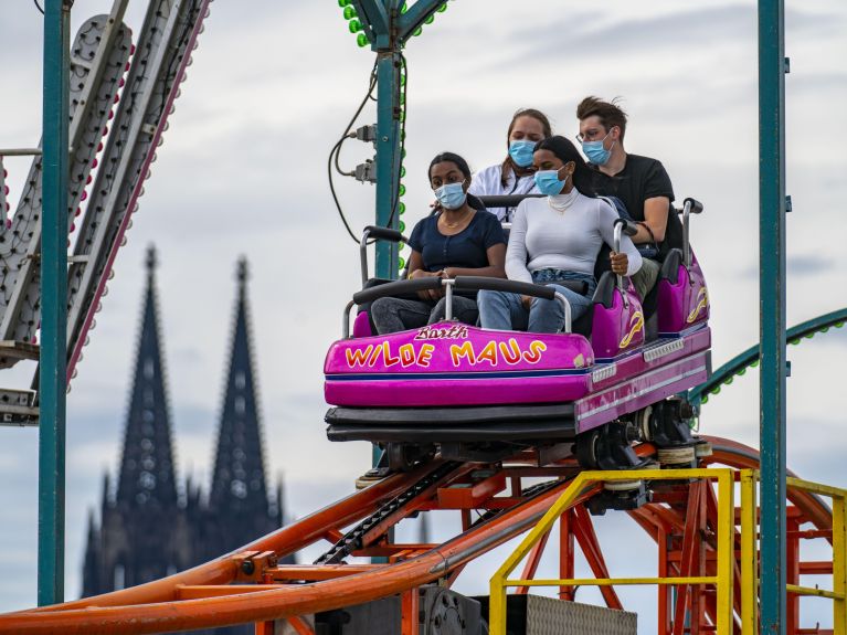 Les terrasses au bord du Rhin à Cologne sont un lieu de rencontre populaire