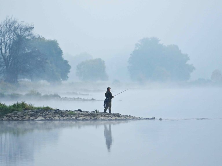 Ein Angler am deutsch-polnischen Grenzfluss Oder