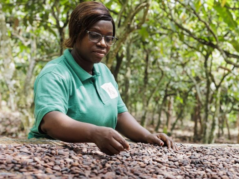 Kakaobäuerin in Côte d'Ivoire 