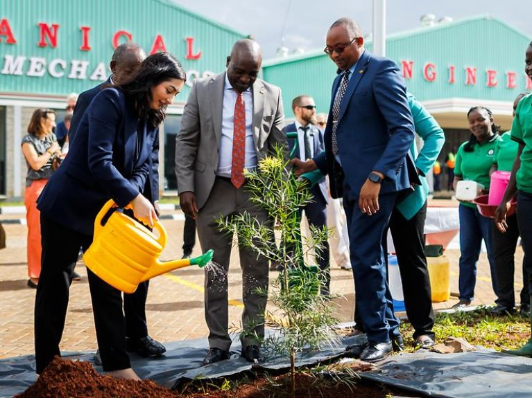 La ministra de Desarrollo Alabali Radovan visitando una escuela de formación profesional en Nairobi