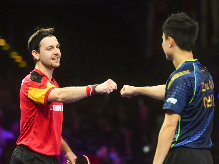 Timo Boll und Zhou Qihao während der Tischtennis-Weltmeisterschaften 2021 in Houston, USA Timo Boll und Zhou Qihao während der Tischtennis-Weltmeisterschaften 2021 in Houston, USA