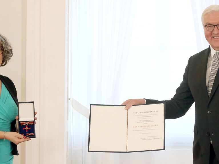 2021’de Prof. Dr. Yasemin Karakaşoğlu Federal Almanya Cumhuriyeti Liyakat Nişanı aldı.