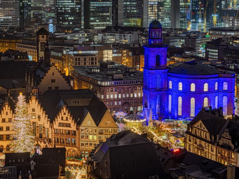 Die Paulskirche, blau angestrahlt zum Tag der Menschenrechte.