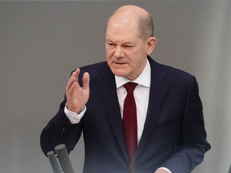 Bundeskanzler Scholz gibt eine Regierungserklärung ab.