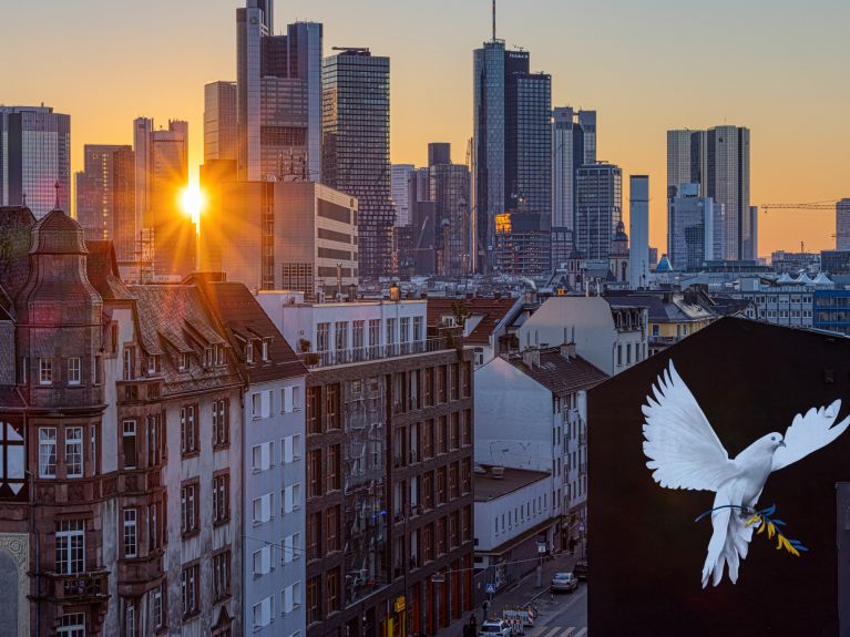 Frankfurt, partnerskie miasto Krakowa, pod znakiem gołąbka pokoju