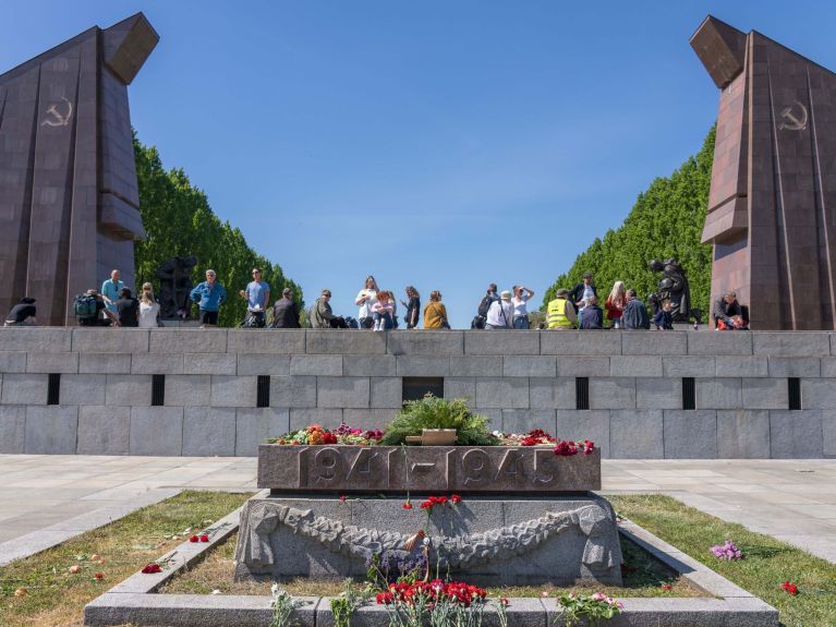 Irreführende Inschrift: sowjetisches EhrenmaI im Treptower Park