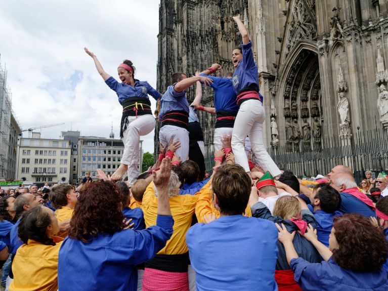 Menschenturmbauer aus Barcelona feiern im Jahr 2022 in Köln die Verbindung zwischen der spanischen und der deutschen Stadt.