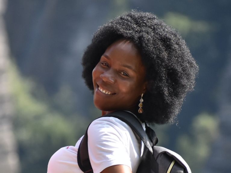 Die Filmwissenschaftlerin Ezepue aus Nigeria arbeitet mit einem Stipendium der Humboldt-Stiftung in Deutschland. 