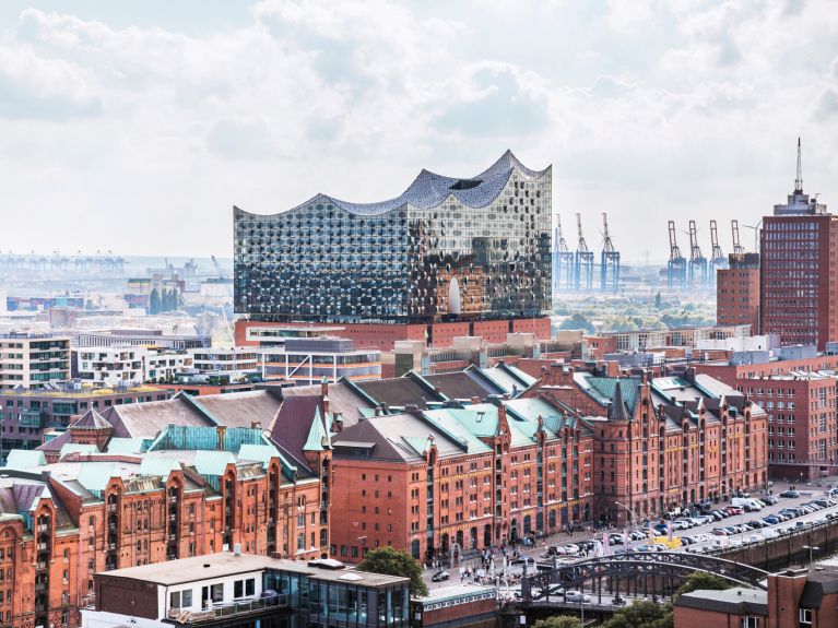 Mitten im ehemaligen Hafengebiet entstand in der HafenCity ein neuer Stadtteil an der Elbe.