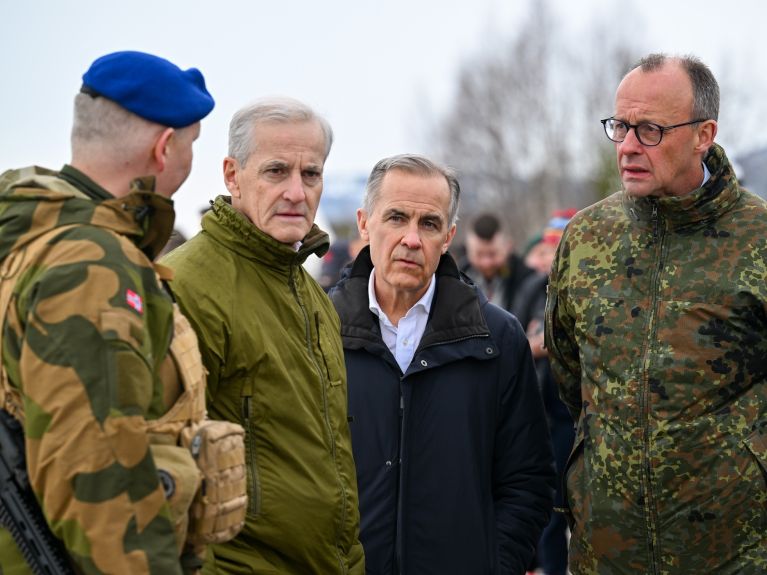 Norwegens Ministerpräsident Støre (2.v.l), Carney und Merz bei der Nato-Übung „Cold Response“ im Februar 2026