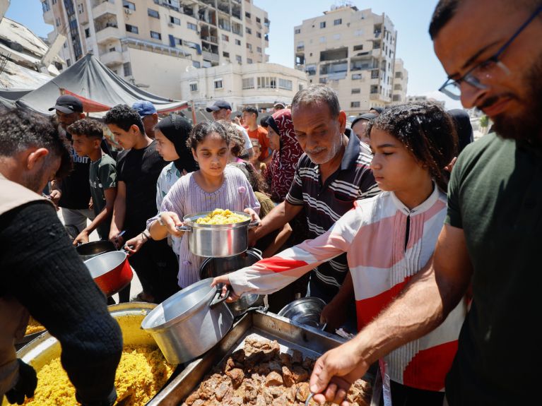 Pessoas em uma distribuição de alimentos
