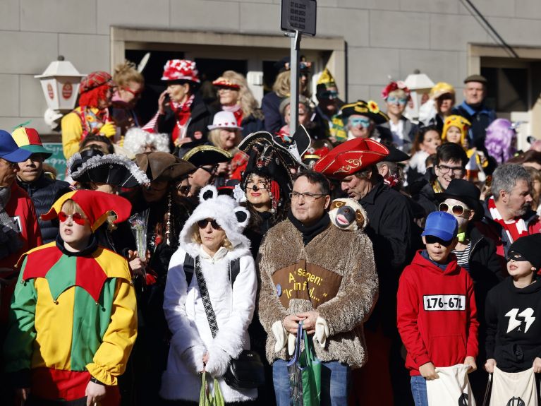 Thousands of carnival-goers in fancy dress line the streets as the Rose Monday parade makes its way through Cologne’s historic centre. 