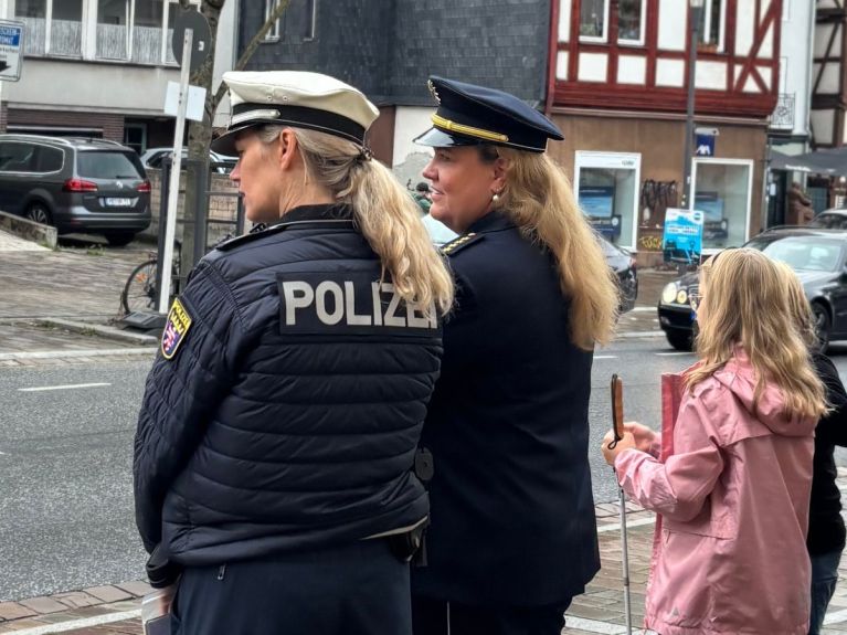 Carina Lerch, durante una actividad policial con niños ciegos en Marburgo. 