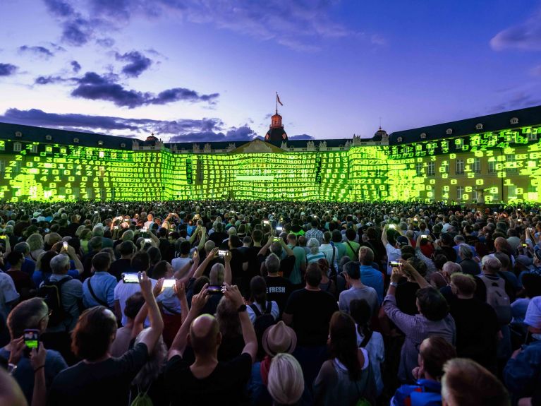 Kraftwerk bei einem Auftritt 2023 in Karlsruhe am Schloss