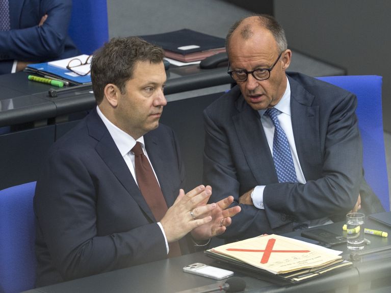 Die Parteien von Bundeskanzler Friedrich Merz (r., CDU) und Vizekanzler Lars Klingbeil (SPD) liegen politisch teils weit auseinander. Die Regierungskoalition muss oft Kompromisse aushandeln.  