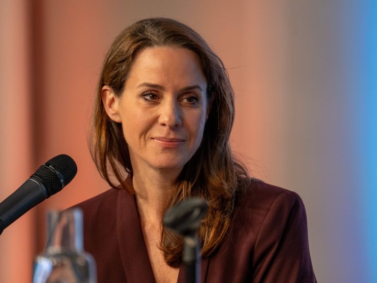 Portrait der Iran-Expertin und Autorin Natalie Amiri.