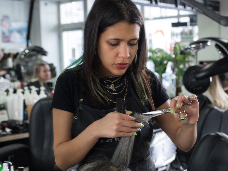 Eine Friseurin braucht viel Fingerspitzengefühl.