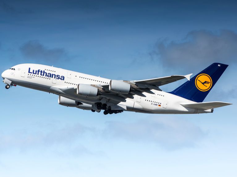 Ein Lufthansa Flugzeug in der Luft