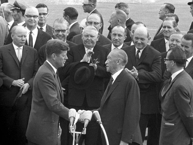 Аденауэр приветствует президента США Джона Ф. Кеннеди в аэропорту Кёльн-Ван 23 июня 1963 года. 