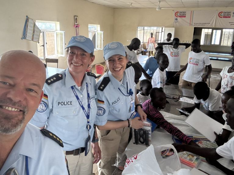 Schlotmann Alman meslektaşları ile birlikte “Lachen helfen” derneği tarafından desteklenen Juba’daki bir yetimhanede 