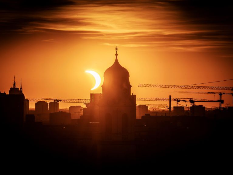 Die partielle Sonnenfinsternis mit Turm