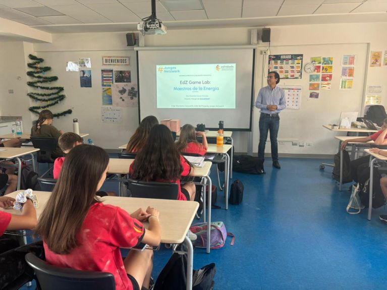 Jorge Carpanetti bei einem Workshop in einer Schule