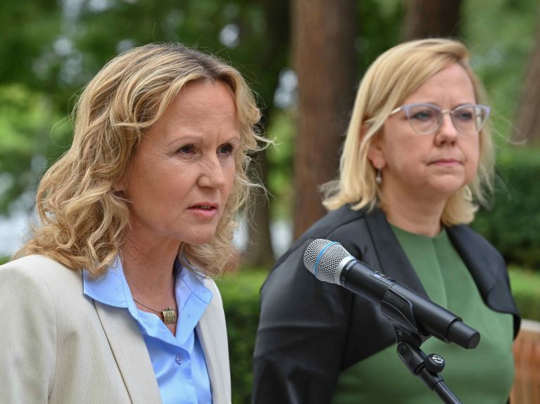 Federalna minister środowiska Steffi Lemke i polska minister Anna Moskwa nad Odrą w 2022 r.