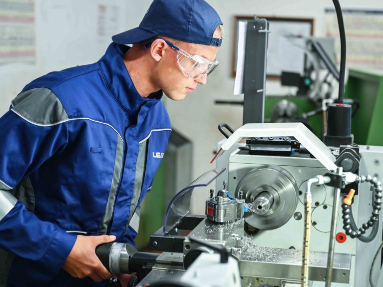 Estudante de Mecânica Industrial em uma empresa