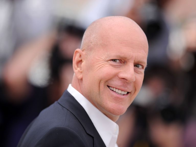 Bruce Willis – wurde 1955 als Sohn eines US-Soldaten und einer deutschen Mutter in Idar-Oberstein geboren. Zwei Jahre lebte der kleine Bruce in Deutschland, ehe er mit seiner Familie in die Staaten zog. Bruce Willis – wurde 1955 als Sohn eines US-Soldaten und einer deutschen Mutter in Idar-Oberstein geboren. Zwei Jahre lebte der kleine Bruce in Deutschland, ehe er mit seiner Familie in die Staaten zog.