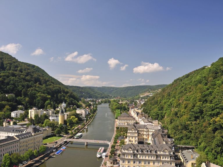 En   las ciudades de baños medicinales hay arquitectura que merece la pena ser vista. Vista desde arriba de Bad Ems, a orillas del río Lahn.