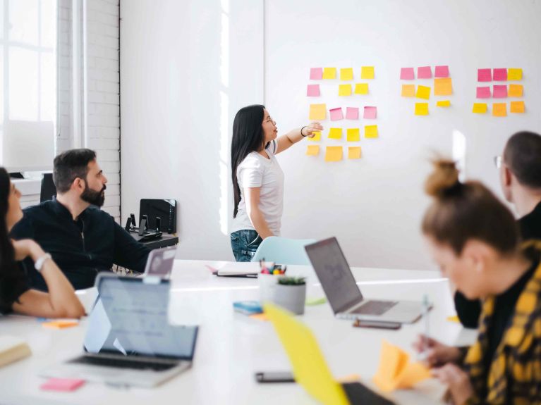 Os fundadores inovadores estimulam a economia e são considerados a chave para o progresso social. Os fundadores inovadores estimulam a economia e são considerados a chave para o progresso social.