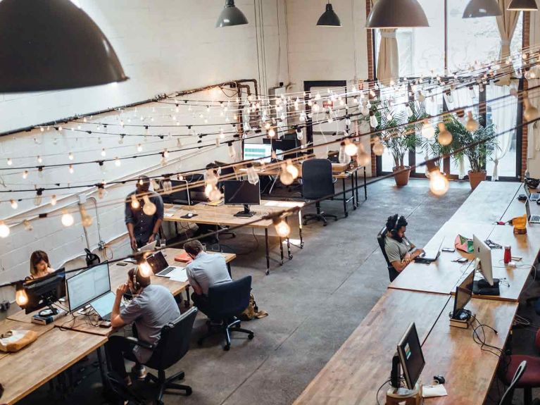 Die Inspiration zählt: Vielen Start-ups- Gründerinnen und -Gründern genügt erstmal ein Platz in einem Co-Working-Space. 