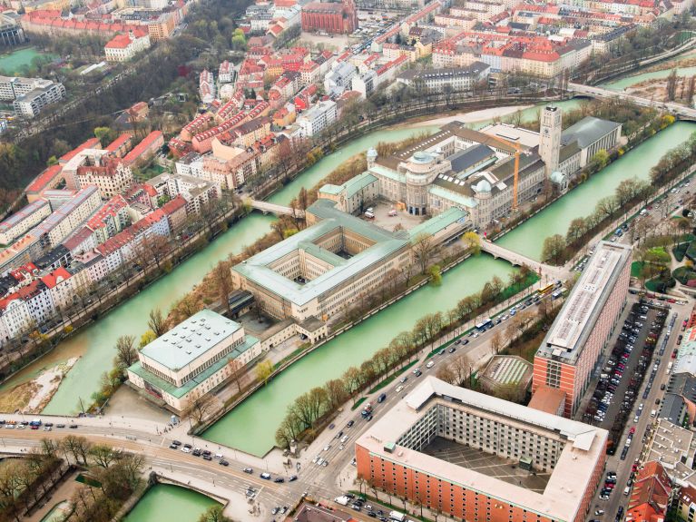 Alman Müzesi, İsar Nehri üzerindeki bir adada bulunuyor ve dünyanın en büyük teknoloji müzesi sayılıyor. 