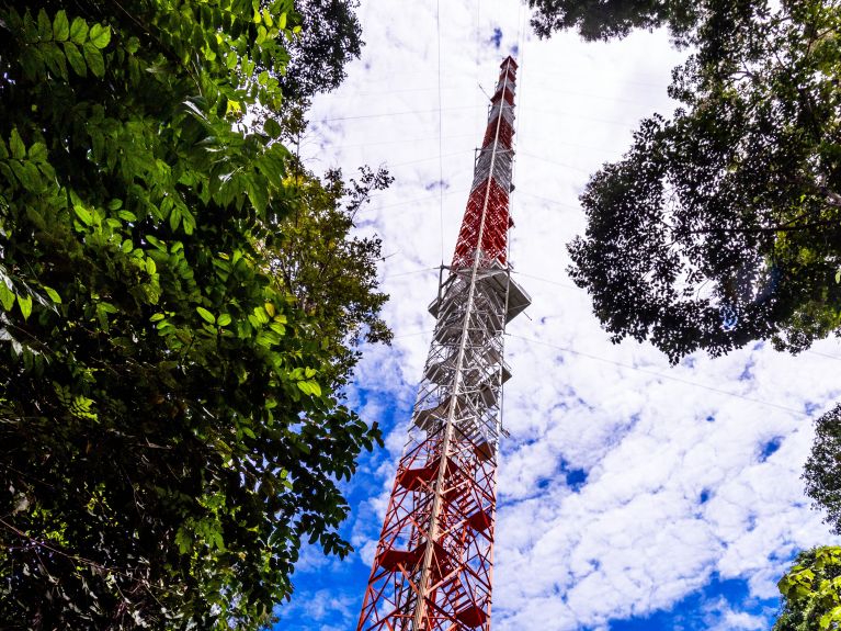 A torre do projeto de pesquisa do ATTO na Amazônia