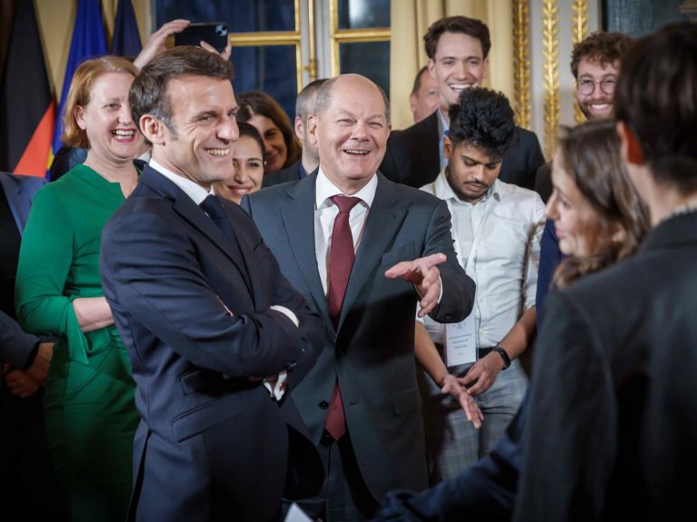 Scholz et Macron lors de l’entretien avec la « Génération Europe »