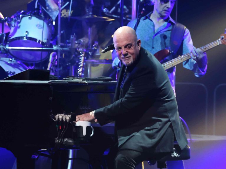 Billy Joel – der Großvater des Singer/Songwriters, Karl Amson Joel, musste vor den Nazis aus Nürnberg fliehen und kam über die Schweiz in die USA, wo Billy dann in New York geboren wurde. Billy Joel – der Großvater des Singer/Songwriters, Karl Amson Joel, musste vor den Nazis aus Nürnberg fliehen und kam über die Schweiz in die USA, wo Billy dann in New York geboren wurde.
