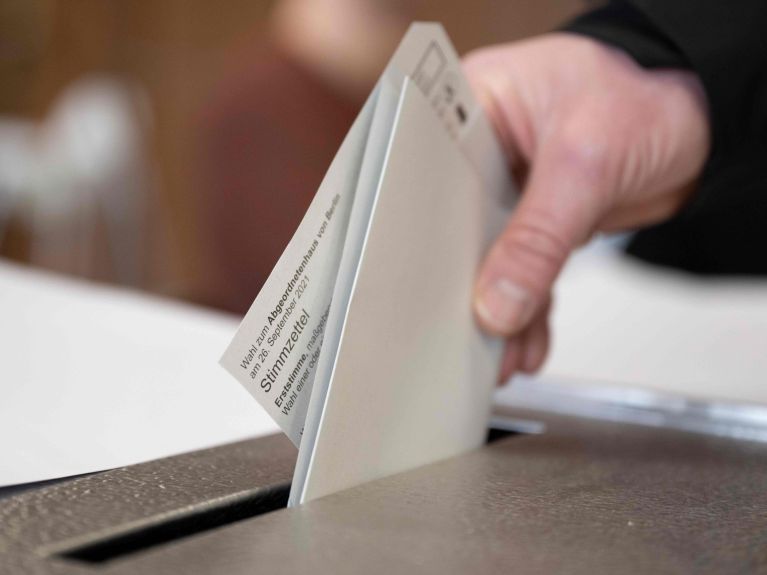 Un homme vote lors d’une élection. 