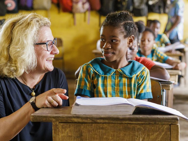 Federal Development Minister Schulze talks to a schoolgirl in Ghana.