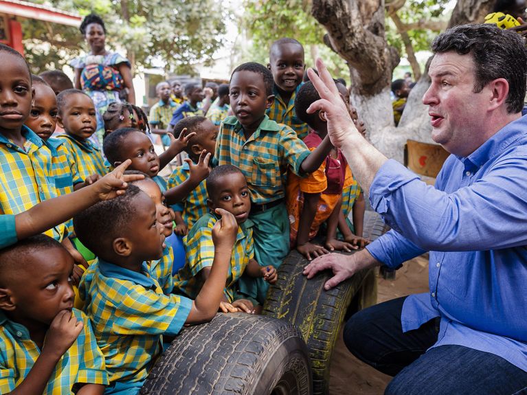 Hubertus Heil, le ministre allemand du Travail, avec des élèves au Ghana Hubertus Heil, le ministre allemand du Travail, avec des élèves au Ghana