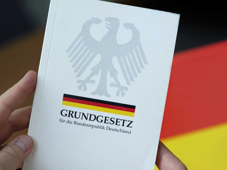 Основной закон — это конституция Германии.
