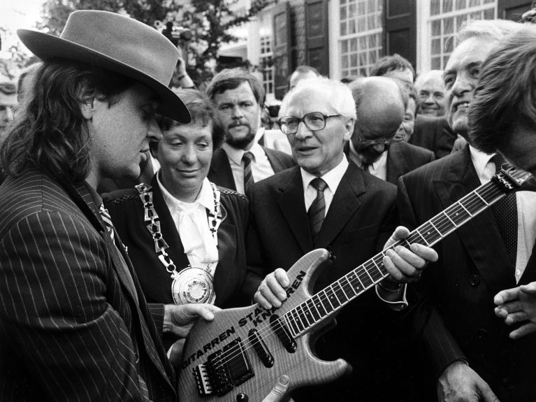 Lindenberg überreicht dem Staatsratsvorsitzenden der DDR, Erich Honecker, bei dessen Besuch in der Bundesrepublik 1987 eine E-Gitarre.