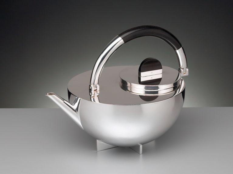 玛丽安·布兰特于 1924 年设计的金属茶壶