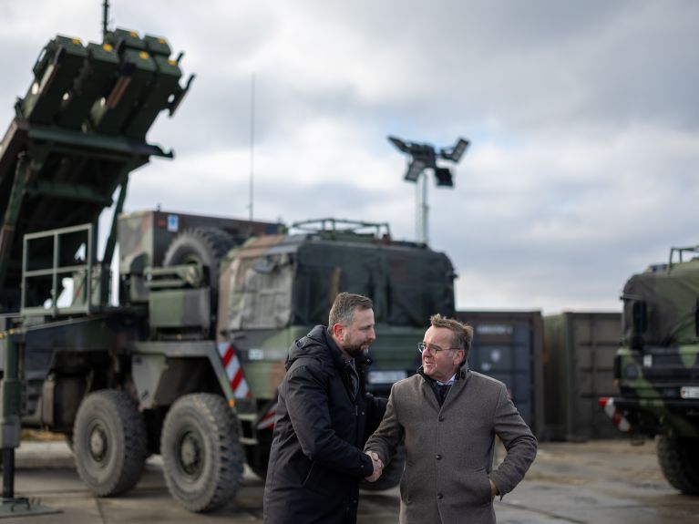 Bundesverteidigungsminister Boris Pistorius und sein polnischer Amtskollege Władysław Kosiniak-Kamysz besuchen deutsche Soldaten in Polen. 