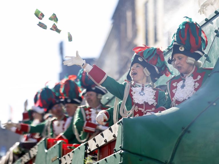 Flowers and sweets are thrown into the crowd from the floats - an integral part of the carnival festivities. 
