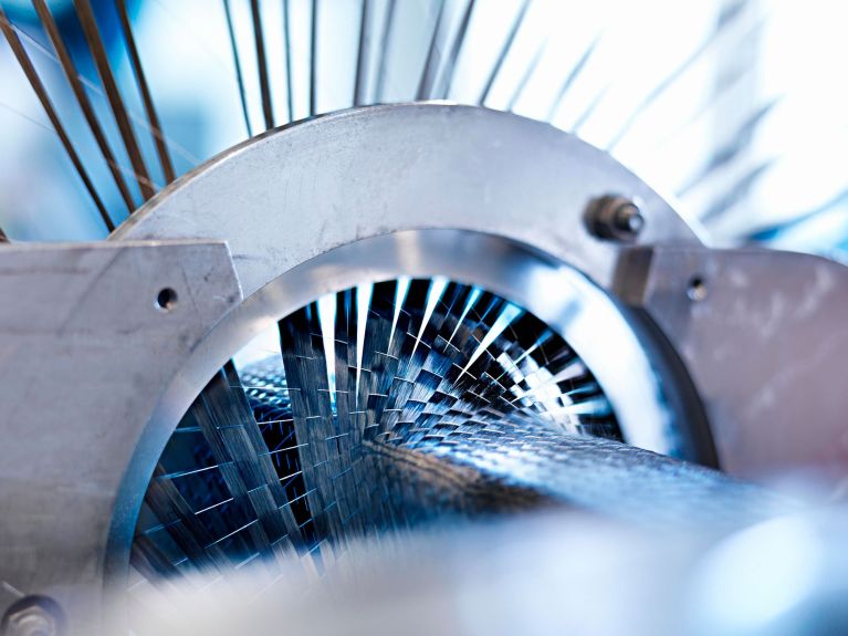 This machine weaves carbon fibres 