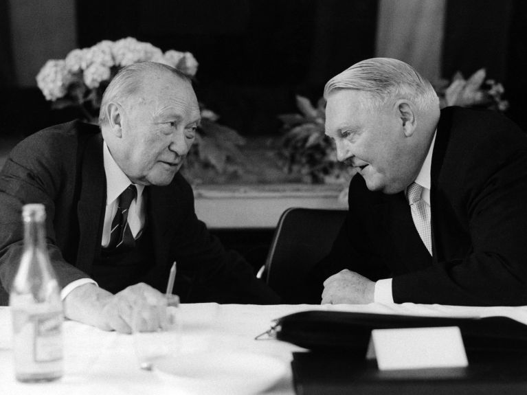 Аденауэр с министром экономики, а впоследствии федеральным канцлером Людвигом Эрхардом (справа). 