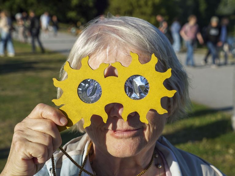 Frau mit Brille in Sonnenform